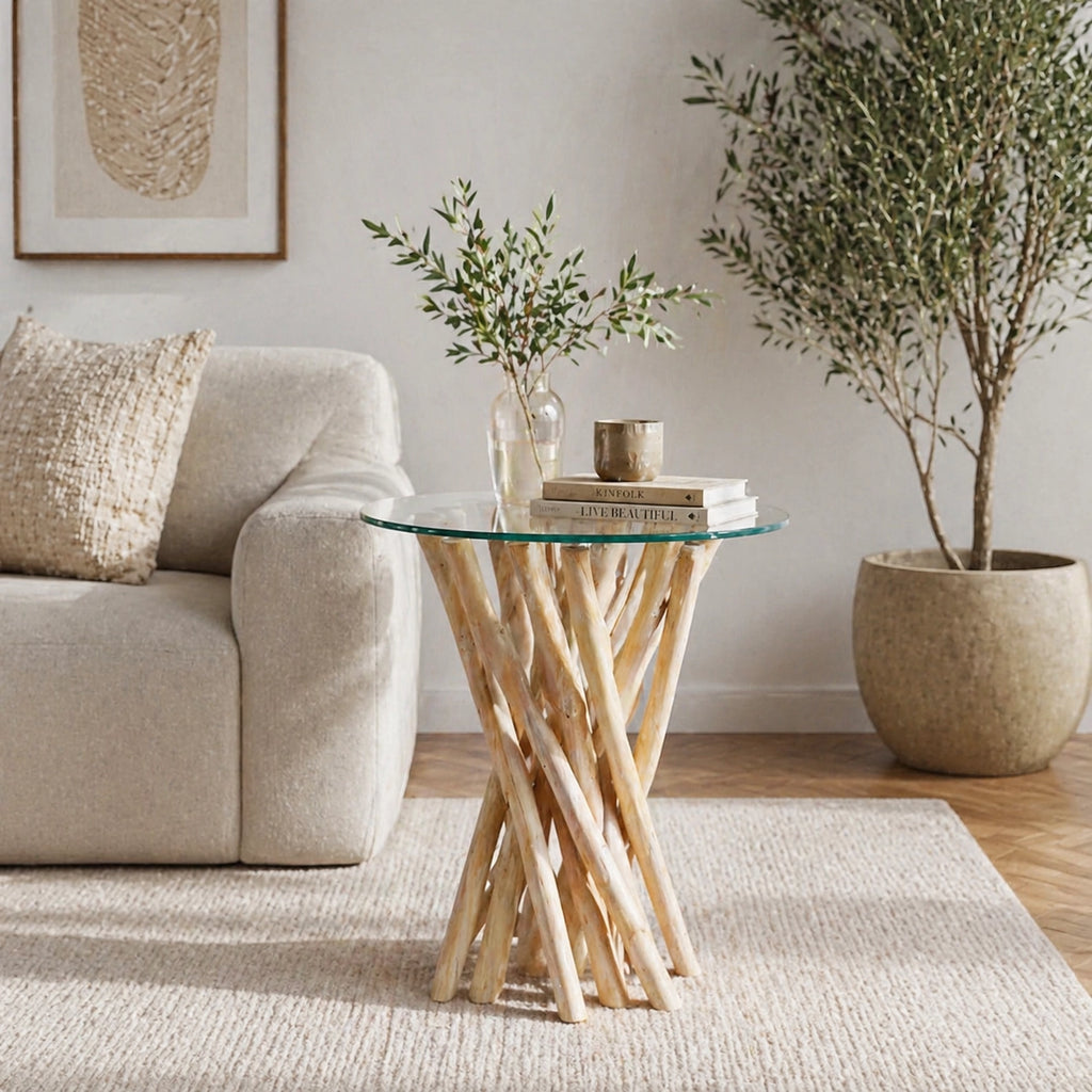 Table basse avec plateau rond en verre et base en branches de bois naturel, mise en scène dans un salon au style organique