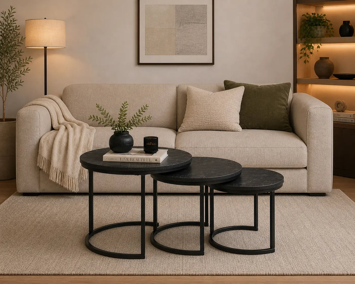 Tables basses gigognes rondes Norio noires avec plateaux en bois dans un salon moderne chaleureux