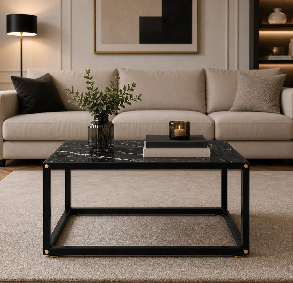 Table basse Obsidia style marbre noir avec structure métallique noire dans un salon moderne
