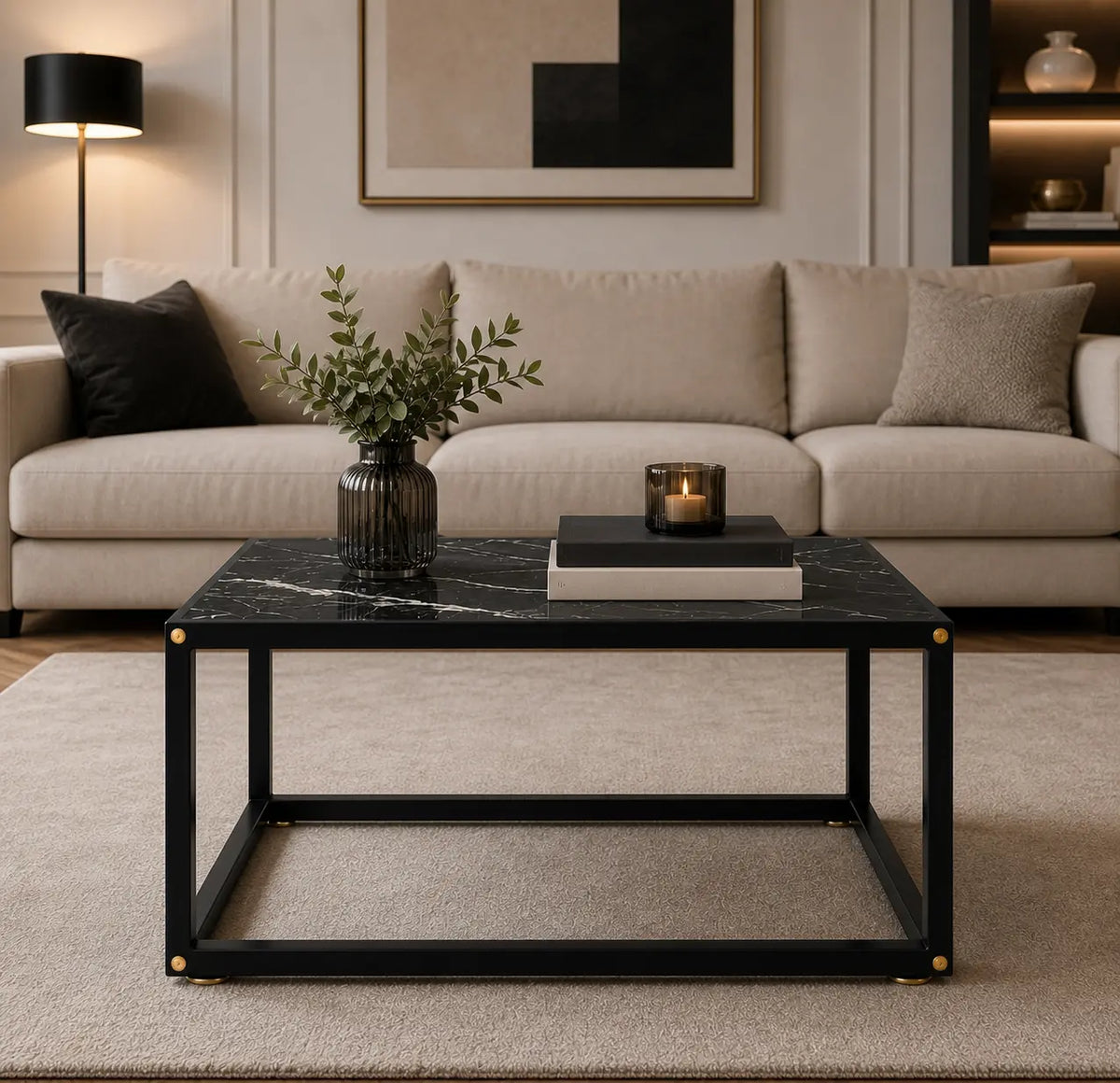 Table basse Obsidia style marbre noir avec structure métallique noire dans un salon moderne
