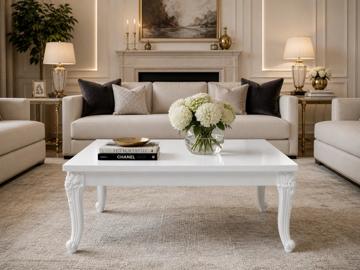 Table basse blanche laquée avec pieds galbés sculptés, mise en scène dans un salon élégant au style classique