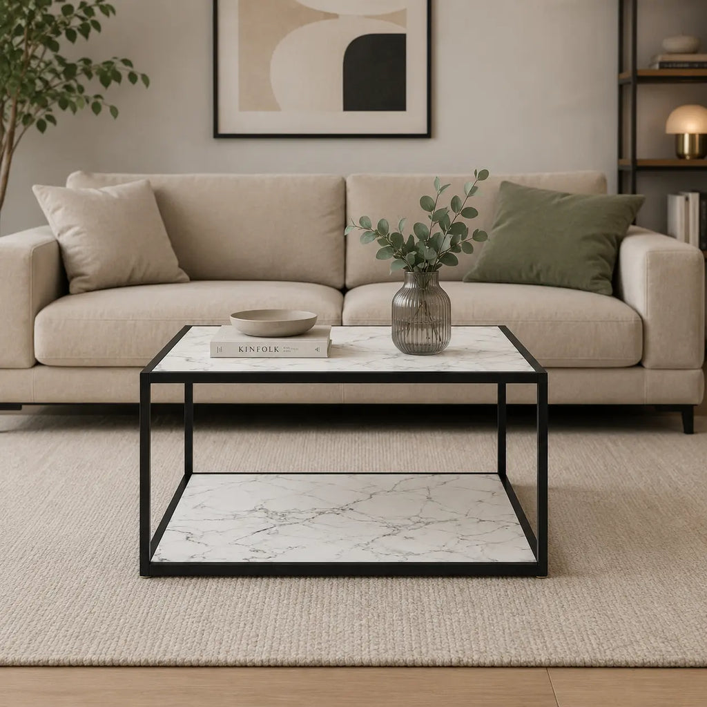 Table basse Pearla style marbre blanc avec structure noire moderne dans un salon contemporain
