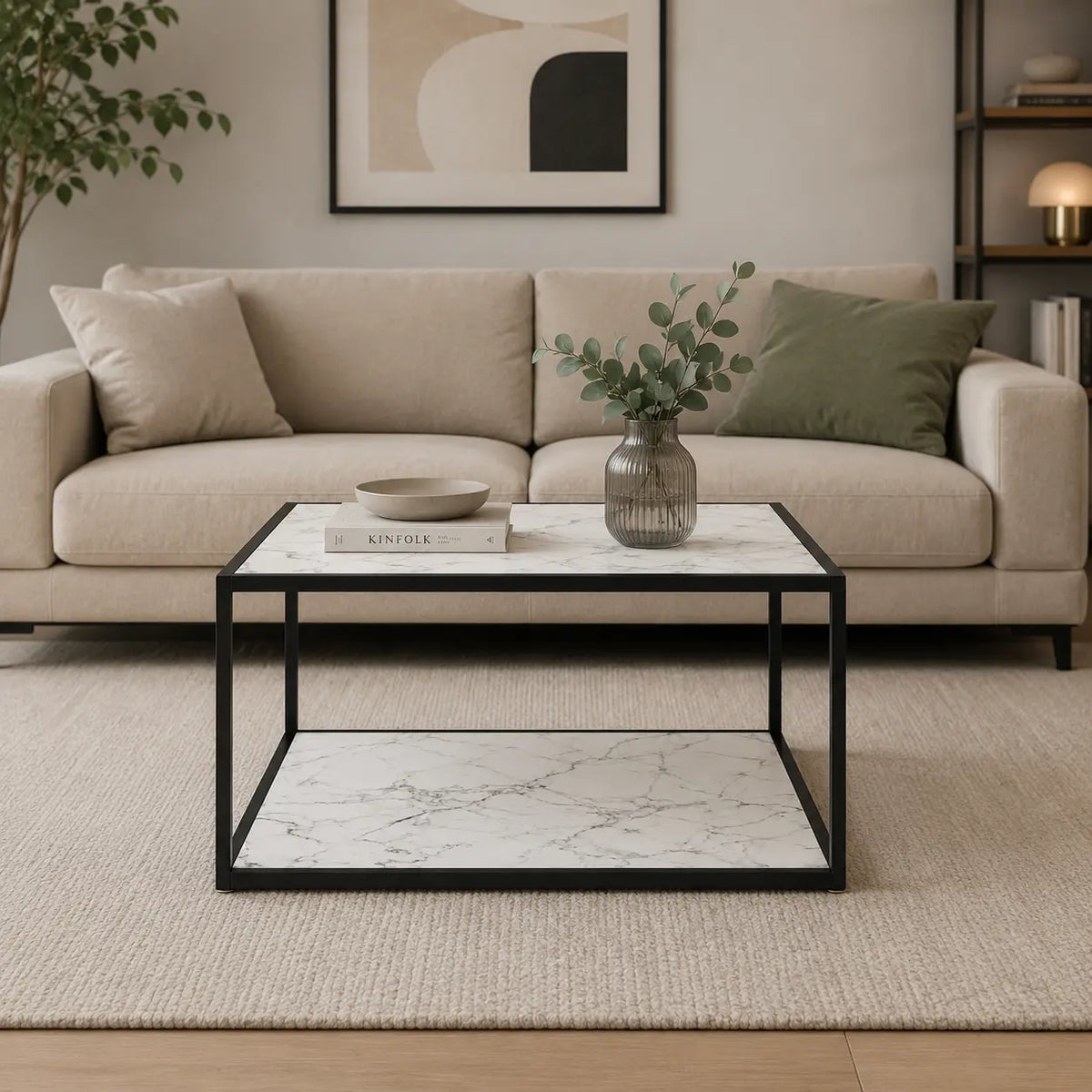 Table basse Pearla style marbre blanc avec structure noire moderne dans un salon contemporain