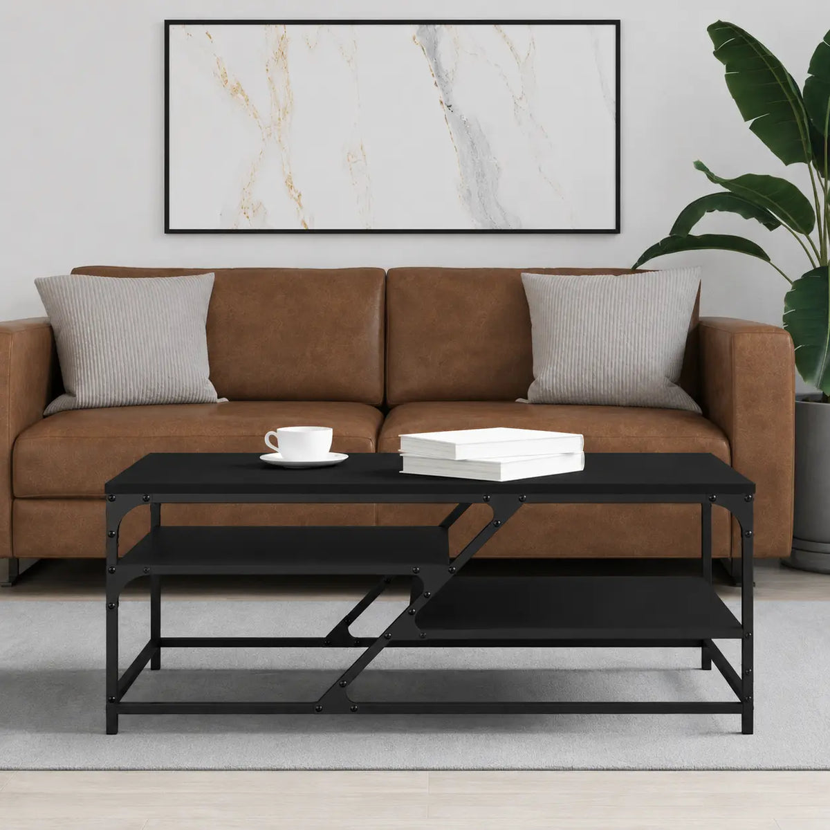 Table basse noire industrielle avec étagères ouvertes dans un salon moderne et chaleureux