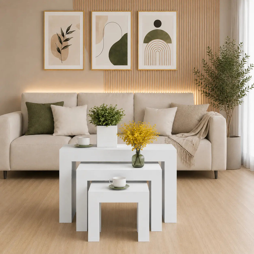 Ensemble de tables gigognes blanches modernes utilisé comme table basse dans un salon contemporain au design minimaliste