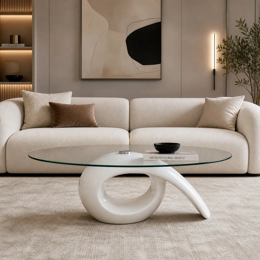 Table basse design en verre avec base sculpturale blanche dans salon contemporain élégant et minimaliste