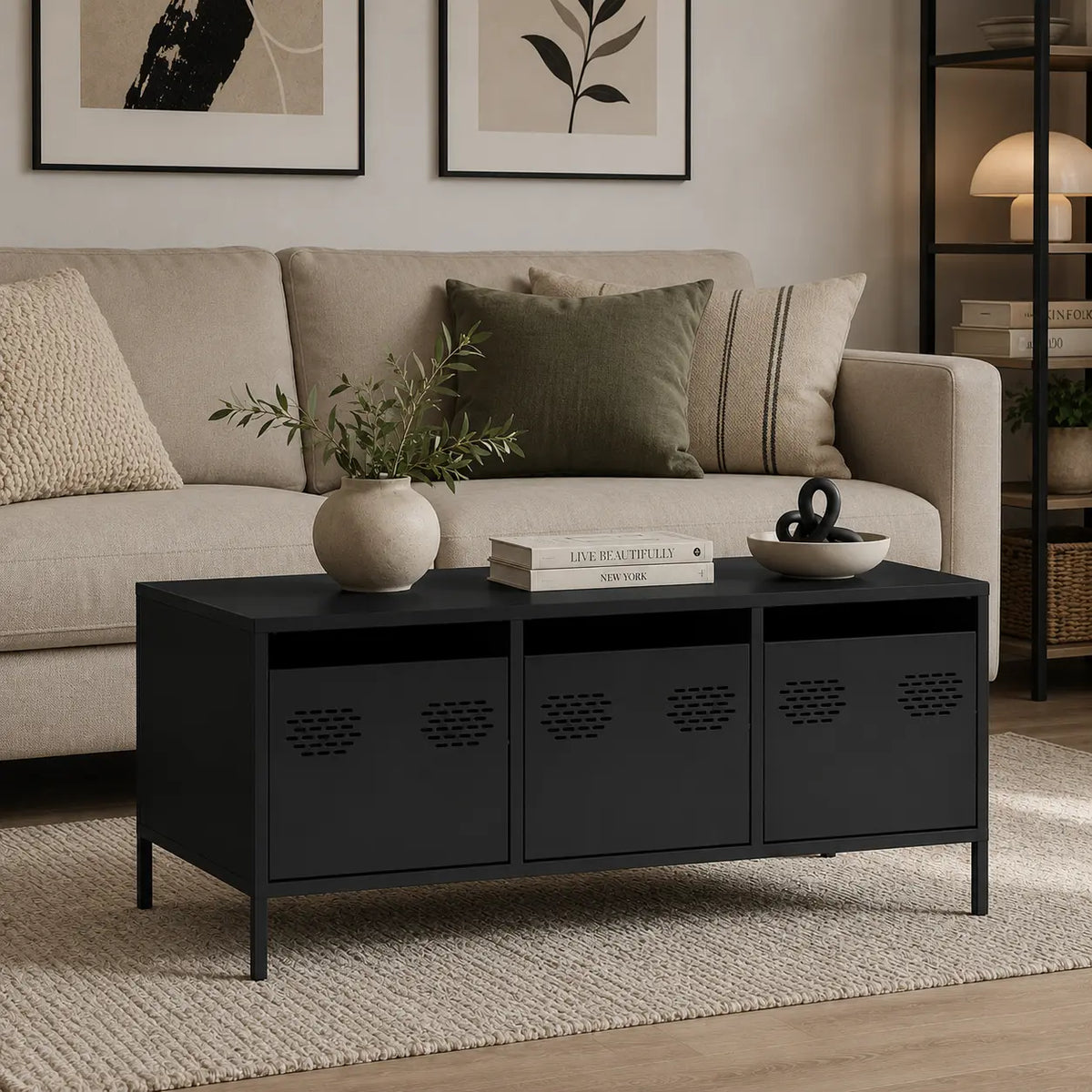 Table basse noire industrielle avec trois rangements intégrés, mise en scène dans un salon contemporain au style chaleureux