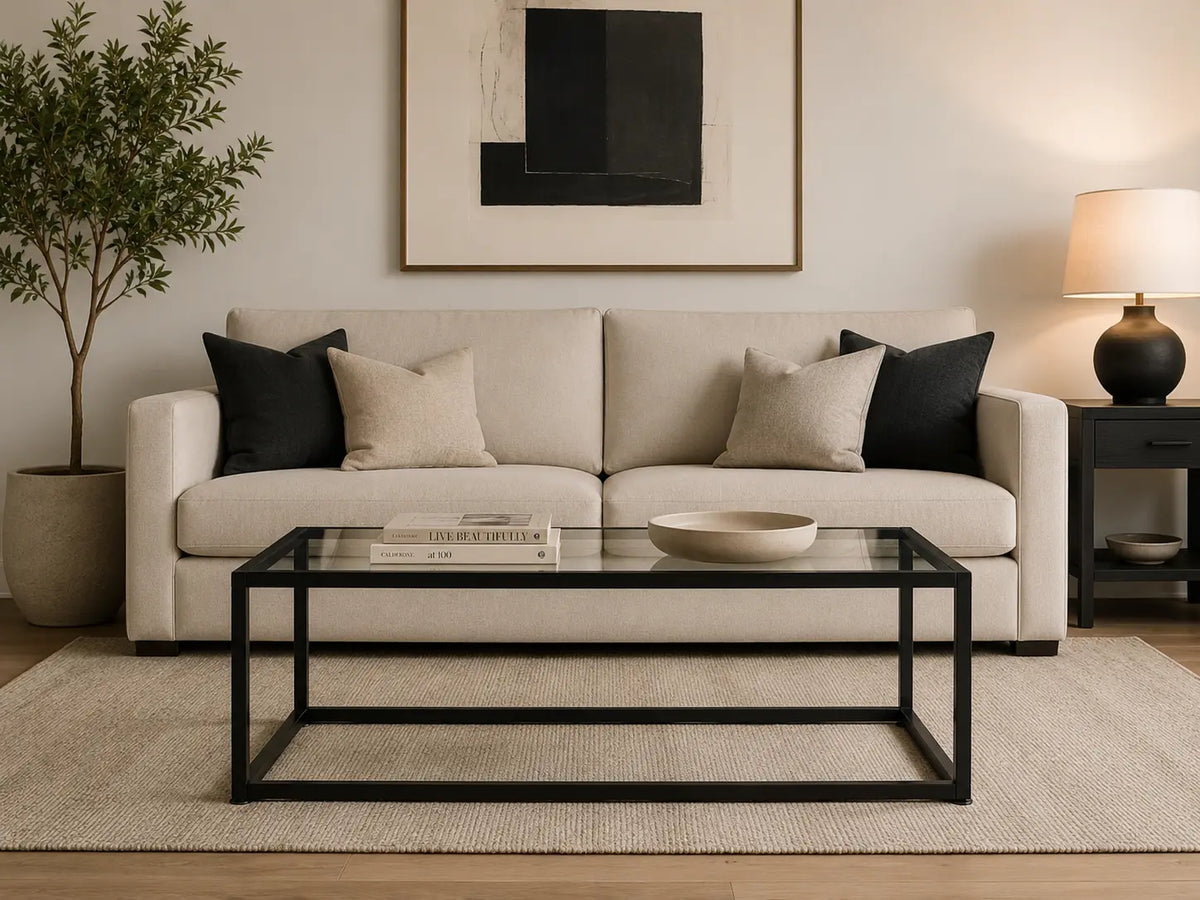Table basse Rectra en verre avec cadre noir minimaliste dans un salon contemporain élégant