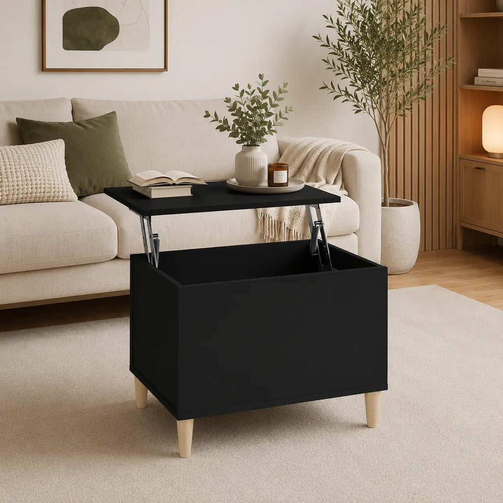 Table basse noire relevable avec rangement intégré dans un salon moderne aux tons naturels et décoration épurée