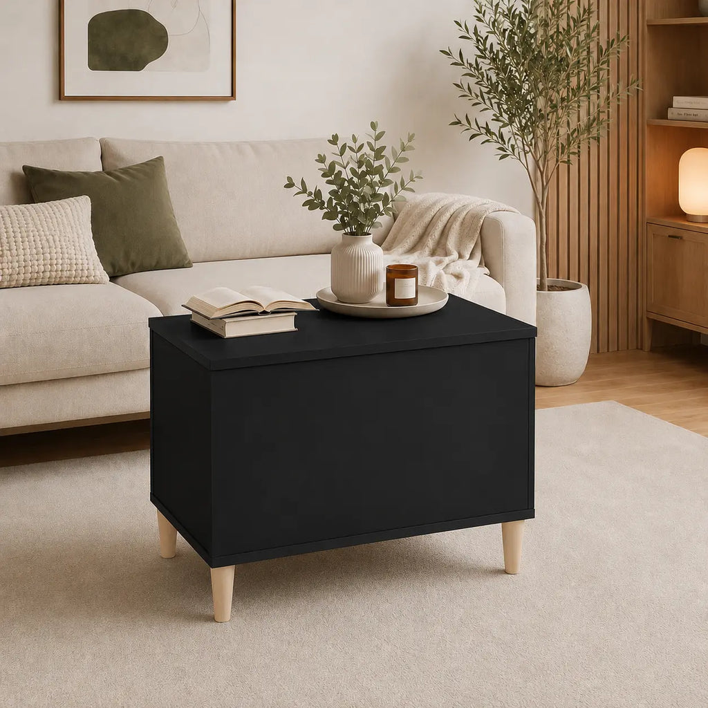 Table basse noire relevable avec rangement intégré dans un salon moderne aux tons naturels et décoration épurée