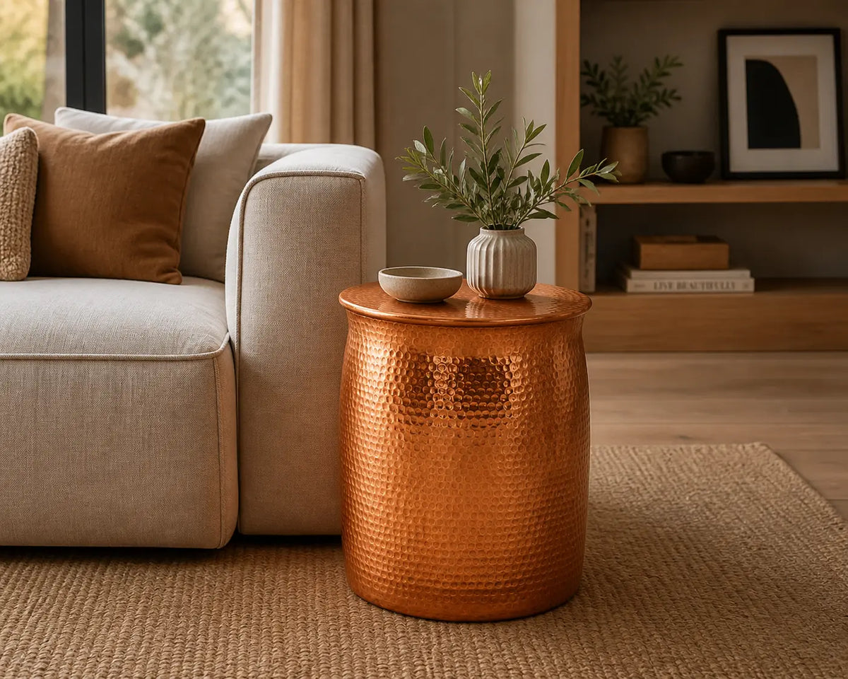 Table basse cuivrée martelée dans un salon moderne, finition métallique brillante au design contemporain
