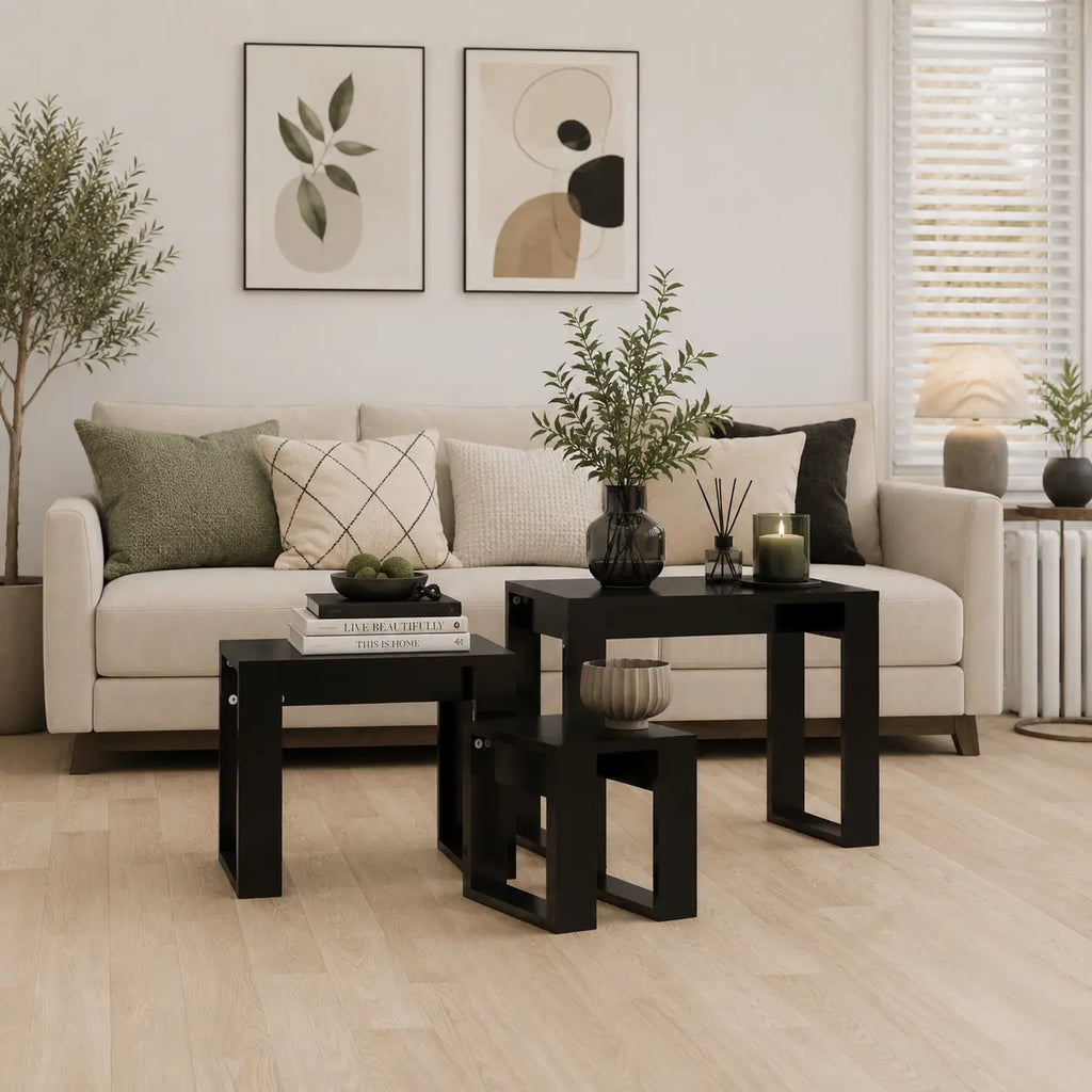 Tables basses gigognes noires dans un salon moderne avec design minimaliste et gain de place