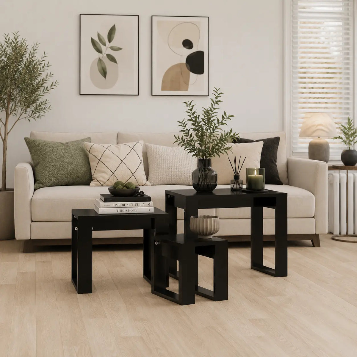 Tables basses gigognes noires dans un salon moderne avec design minimaliste et gain de place