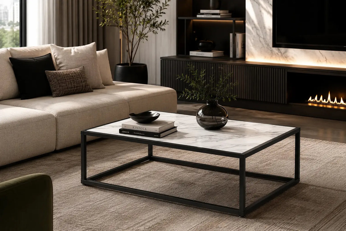 Table basse rectangulaire effet marbre blanc avec structure noire moderne dans un salon élégant