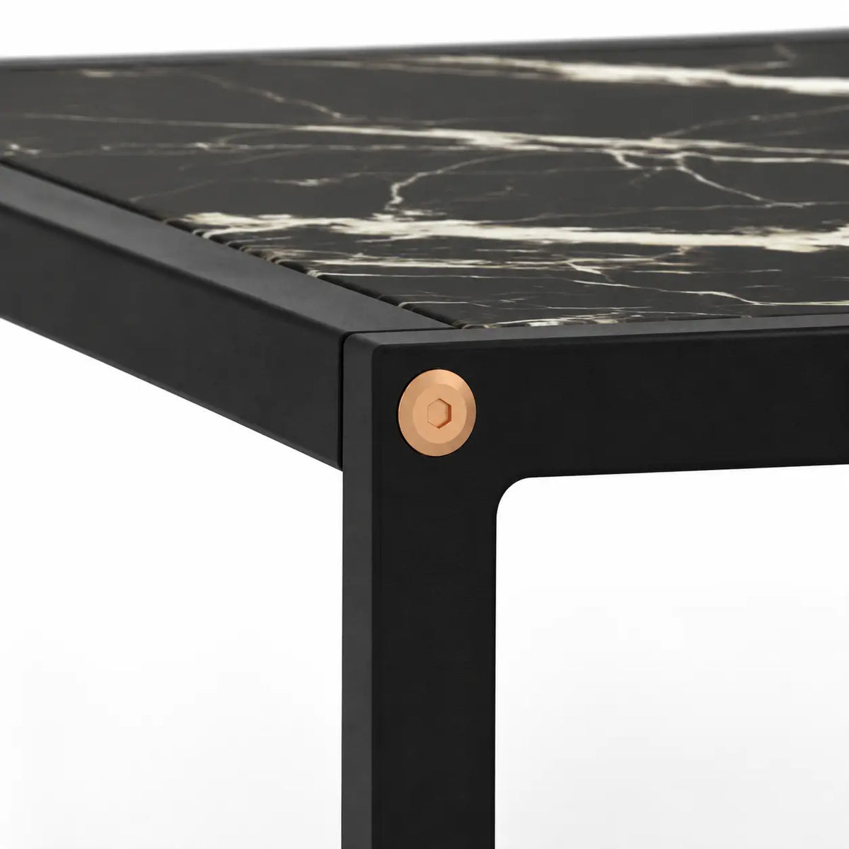 Détail table basse Obsidia avec plateau effet marbre noir et structure métallique noire moderne