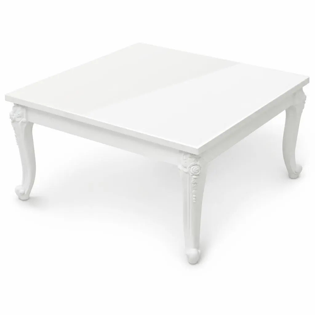 Table basse carrée blanche laquée avec plateau lisse et pieds galbés ornés de détails sculptés au style classique