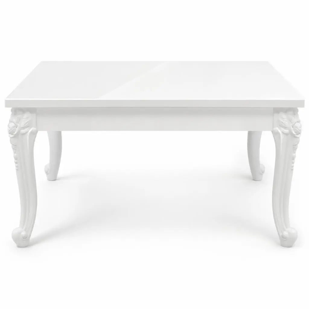 Vue frontale d’une table basse carrée blanche laquée avec plateau brillant et pieds galbés sculptés au style classique