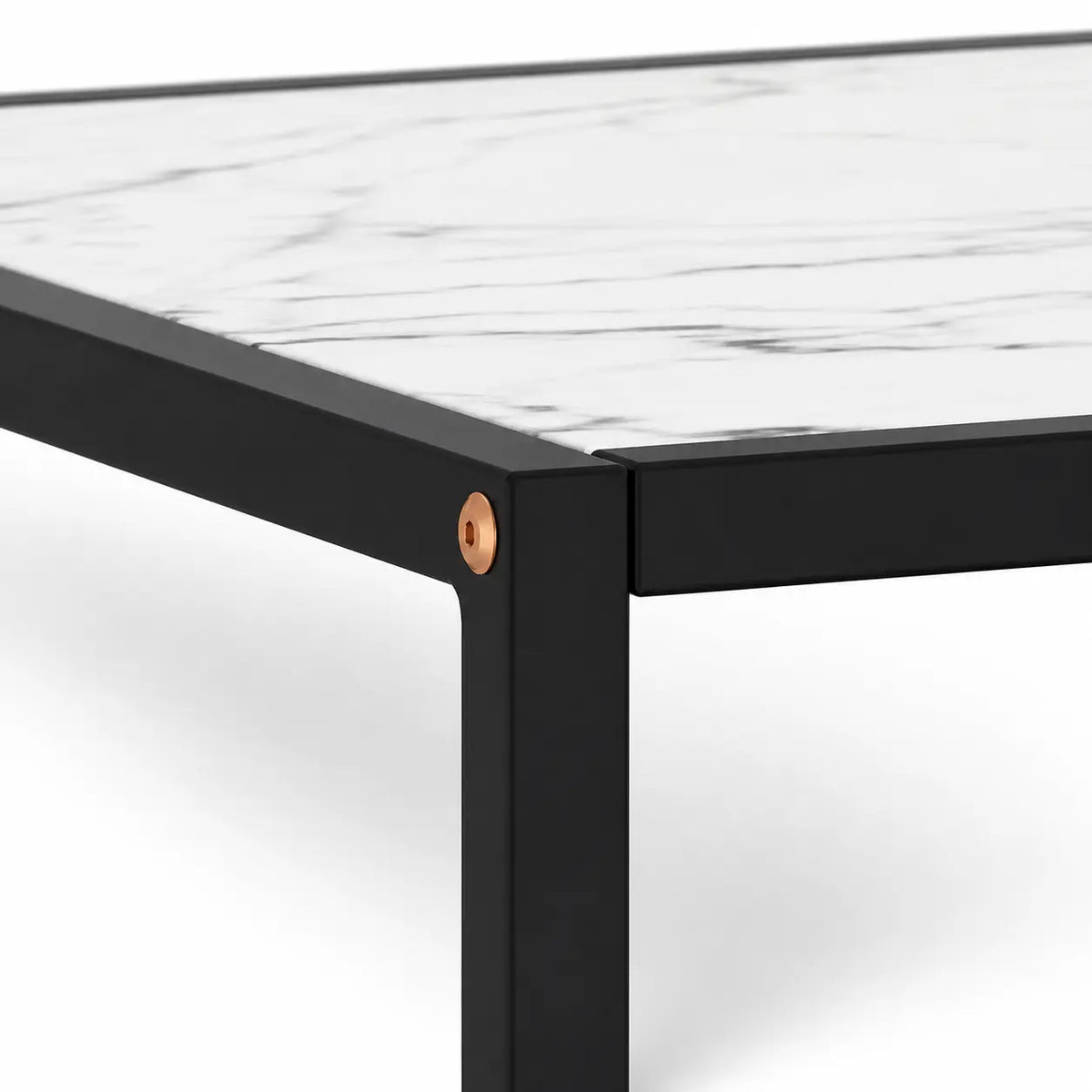Détail table basse Pearla style marbre blanc avec cadre noir et finitions métalliques modernes