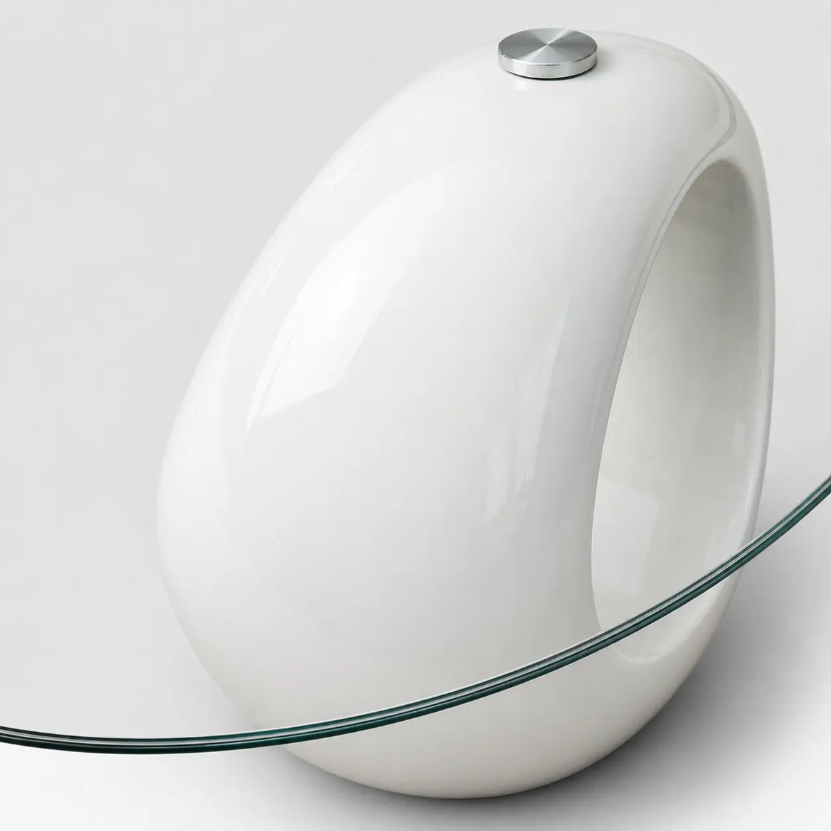 Gros plan sur la base sculpturale blanche brillante de la table basse design avec plateau en verre transparent