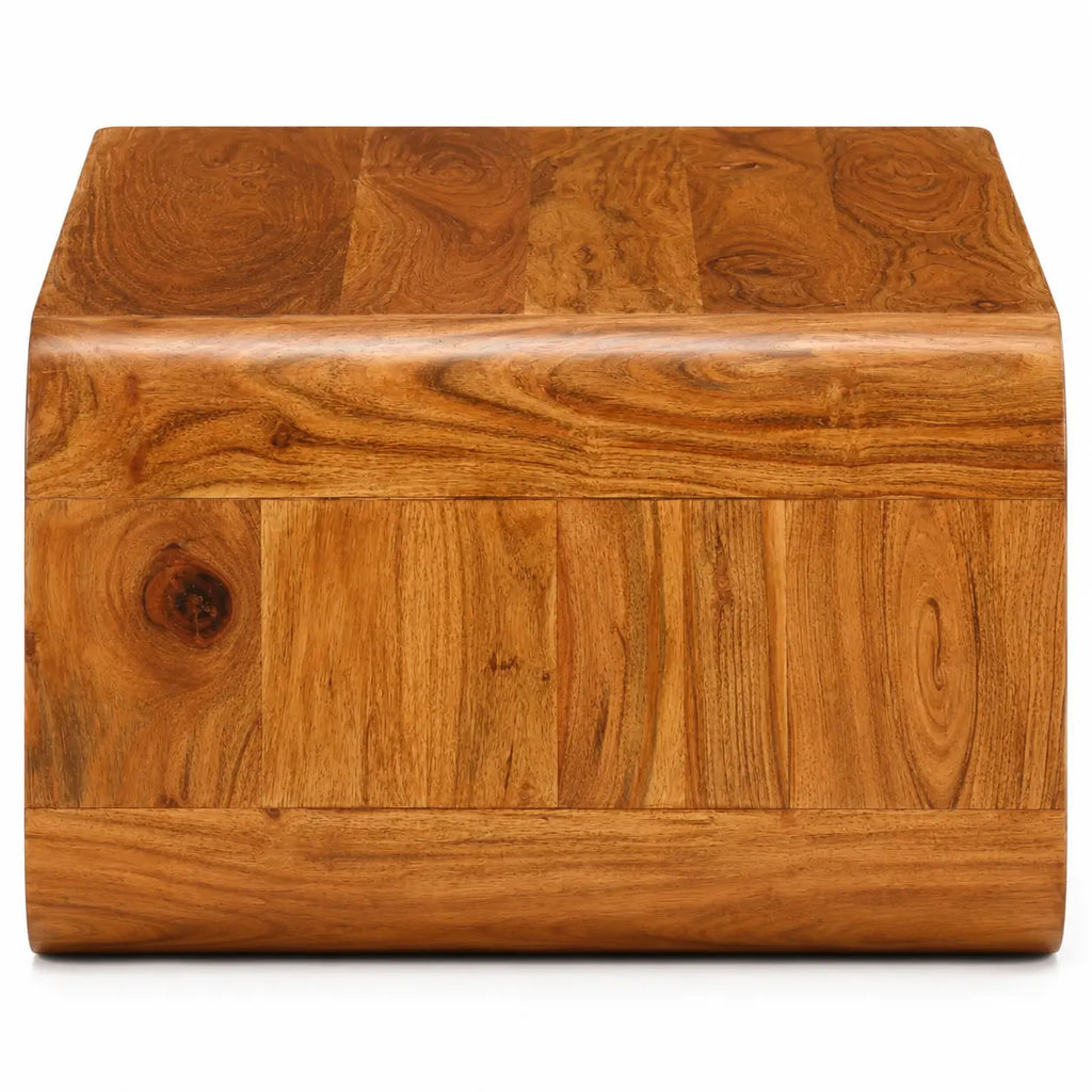 Détail table basse en bois massif avec finition lisse, angles arrondis et veinage naturel chaleureux