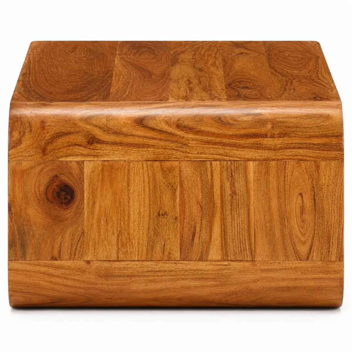 Détail table basse en bois massif avec finition lisse, angles arrondis et veinage naturel chaleureux