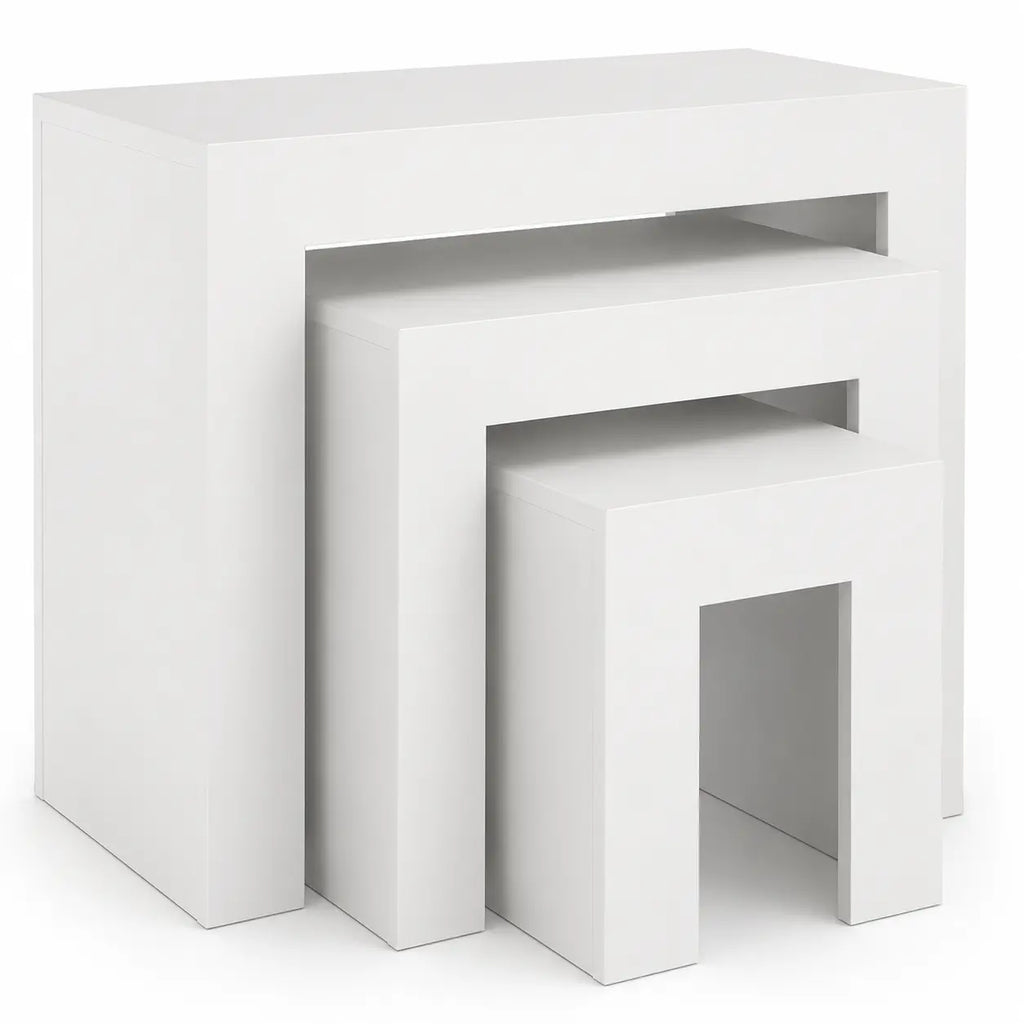 Ensemble de tables gigognes blanches modernes avec trois tables d’appoint géométriques au design minimaliste pour petits espaces
