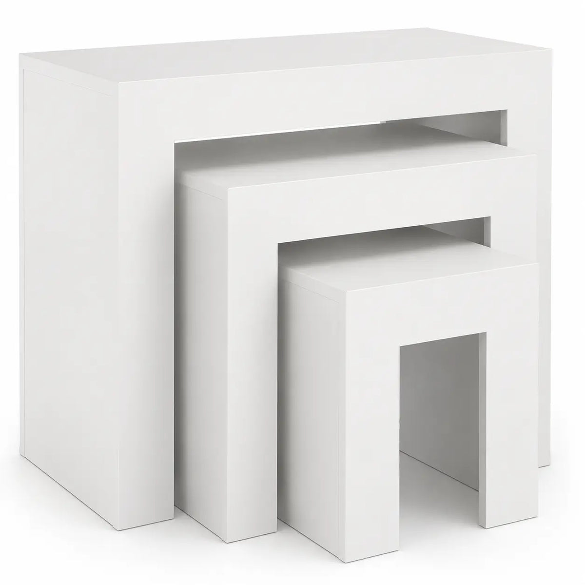 Ensemble de tables gigognes blanches modernes avec trois tables d’appoint géométriques au design minimaliste pour petits espaces