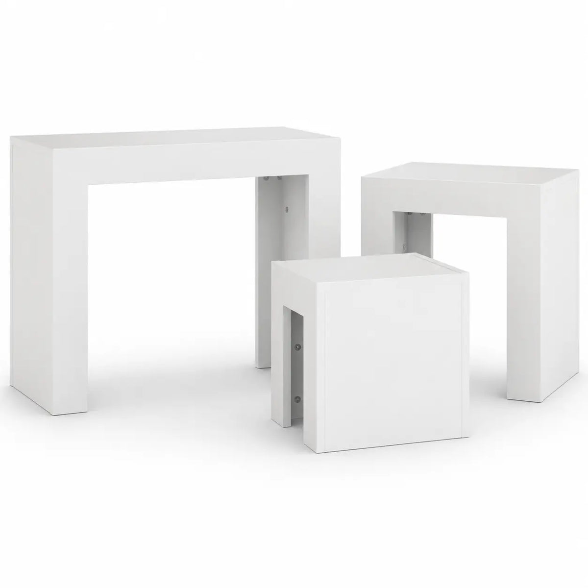 Ensemble de tables gigognes blanches avec trois tables d’appoint modernes au design rectangulaire minimaliste et gain de place