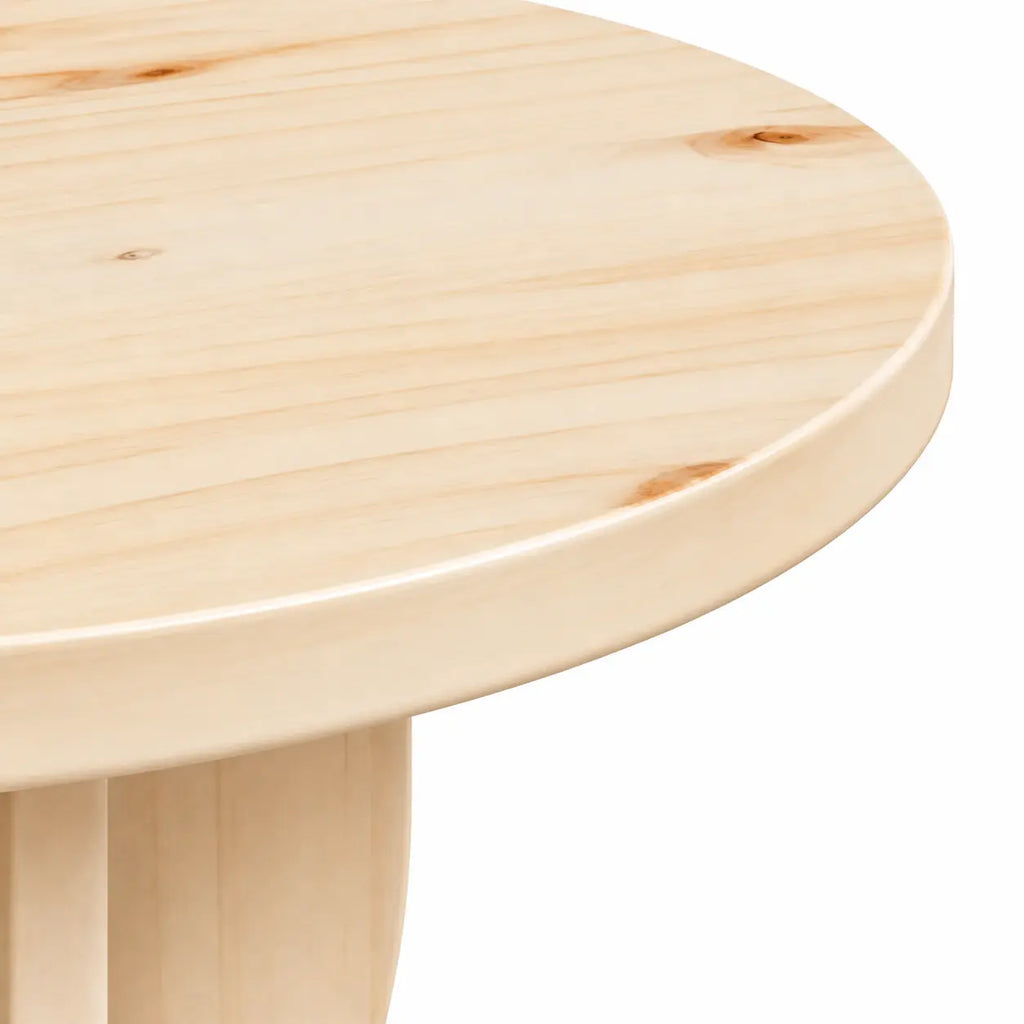 Gros plan sur table d’appoint en bois naturel, détail du plateau rond avec finition lisse et veinage authentique