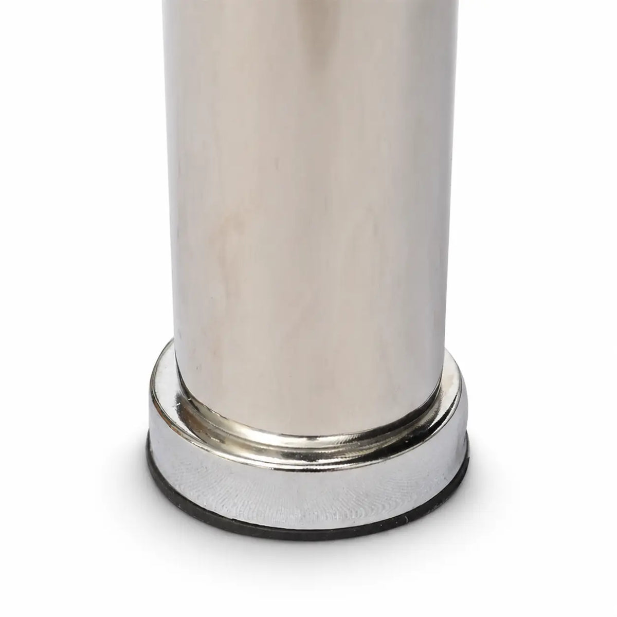 Détail pied chromé de la table basse Vetra avec finition métallique brillante et protection antidérapante