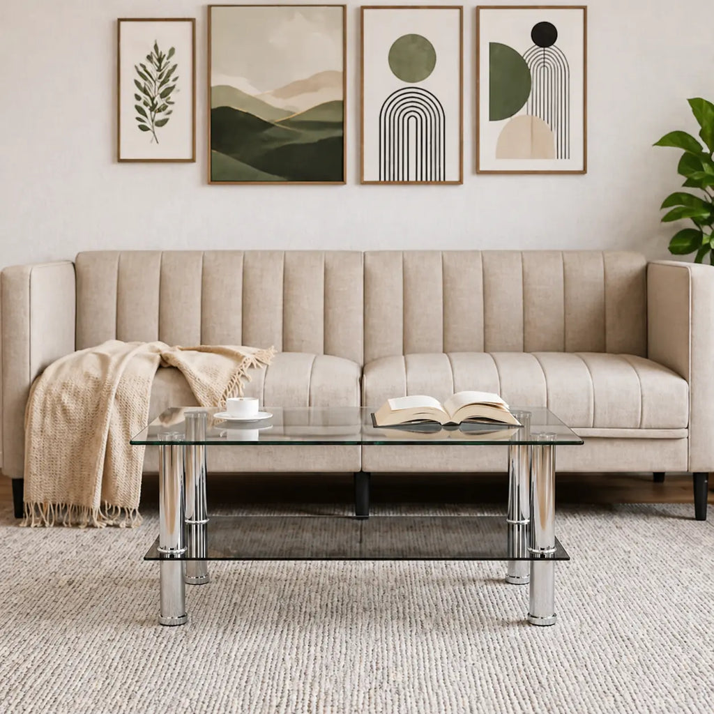 Table basse Vetra en verre avec pieds chromés et étagère noire dans un salon contemporain élégant