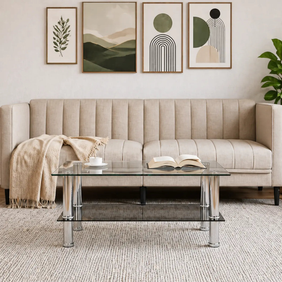 Table basse Vetra en verre avec pieds chromés et étagère noire dans un salon contemporain élégant