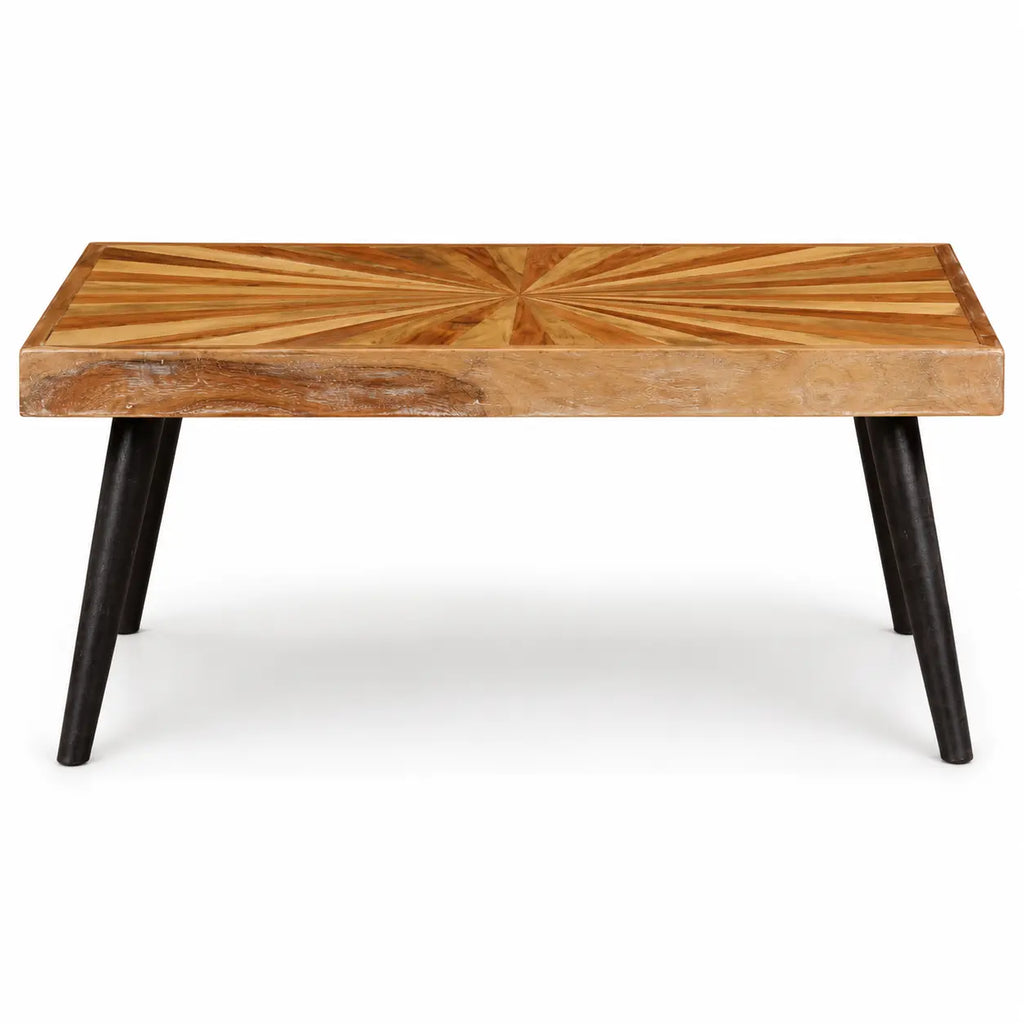 Table basse rectangulaire en bois massif avec plateau motif soleil marqueté et pieds noirs inclinés, design rétro chic