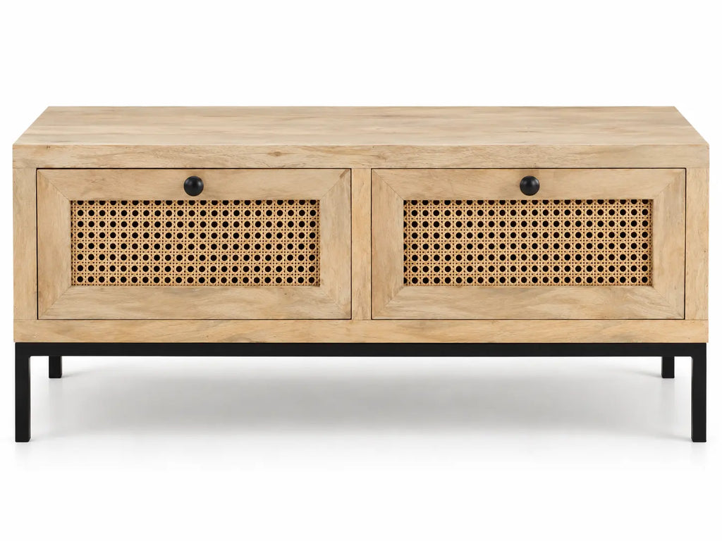 Table basse rectangulaire en bois clair avec 2 tiroirs en cannage naturel, pieds en métal noir, style contemporain