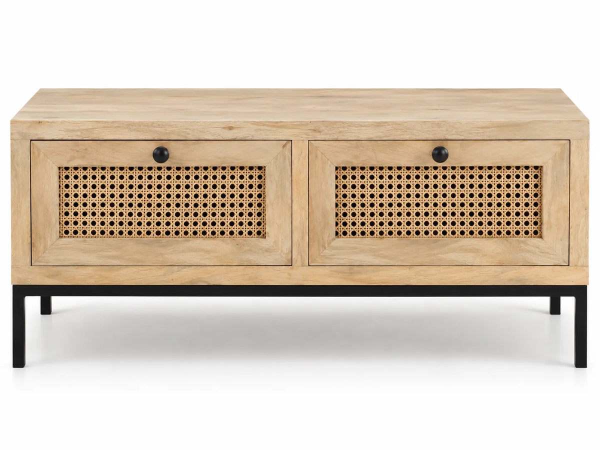 Table basse rectangulaire en bois clair avec 2 tiroirs en cannage naturel, pieds en métal noir, style contemporain