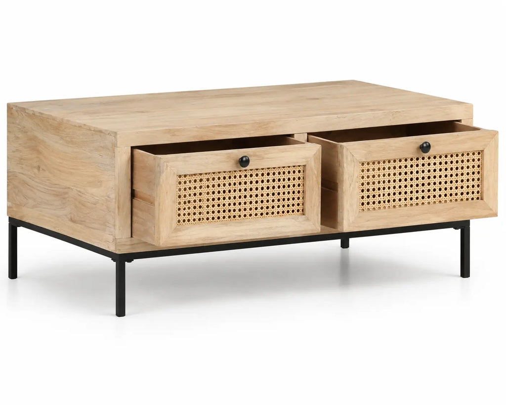 Table basse en bois clair avec 2 tiroirs ouverts en cannage naturel, pieds en métal noir, rangement pratique et design moderne