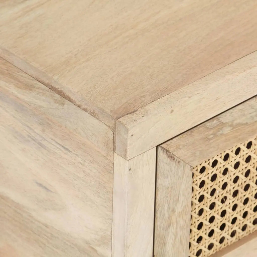 Gros plan sur table basse en bois clair avec détail de finition naturelle et façade de tiroir en cannage tressé