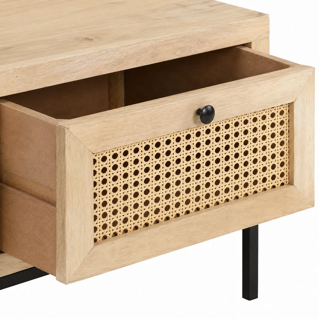  Gros plan sur tiroir ouvert de table basse en bois clair avec façade en cannage naturel et bouton noir, rangement pratique