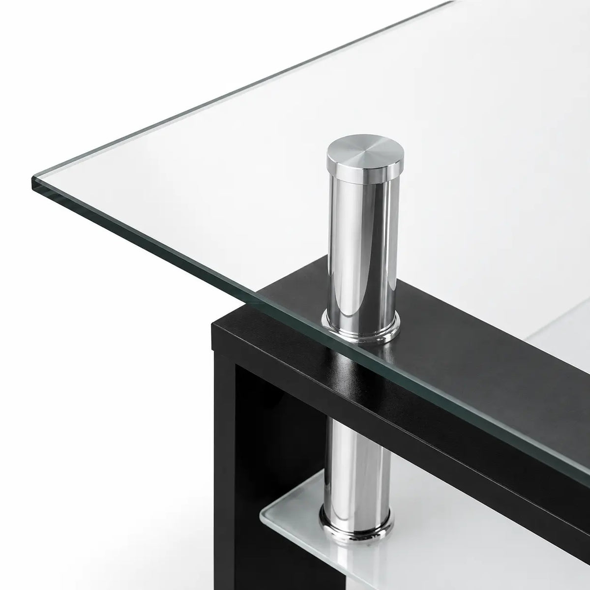 Gros plan sur la table basse avec plateau en verre trempé, structure noire et support chromé au design contemporain