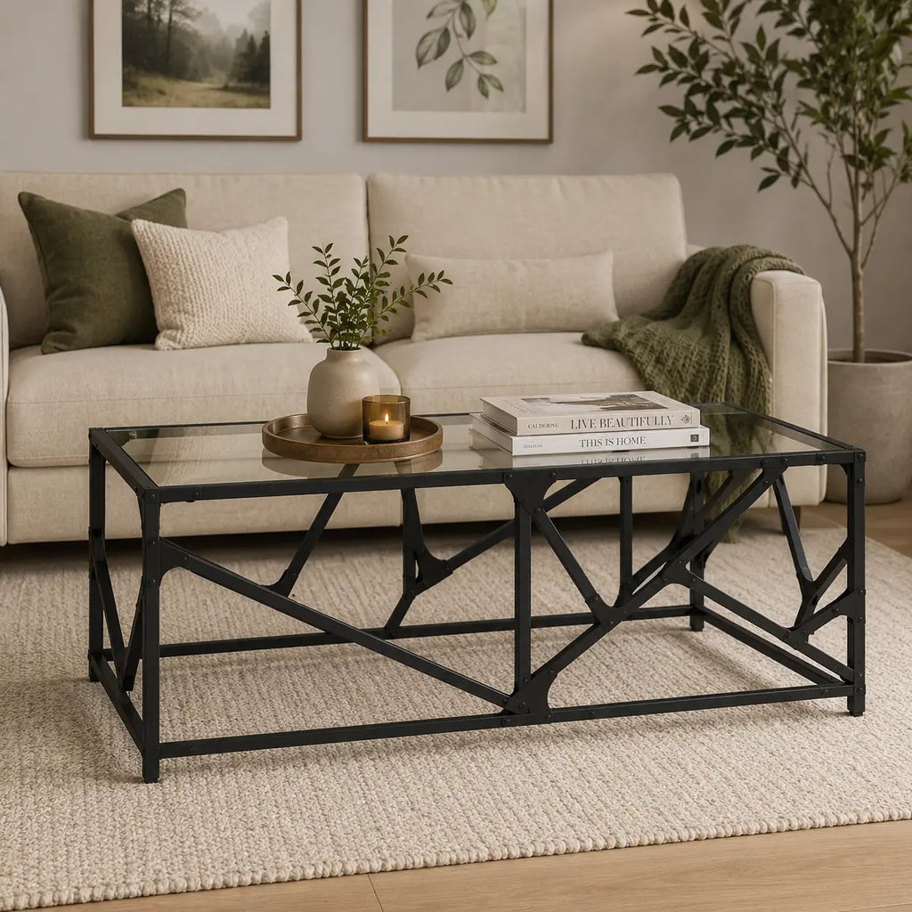 Table basse industrielle noire avec plateau en verre et structure géométrique moderne dans un salon chic