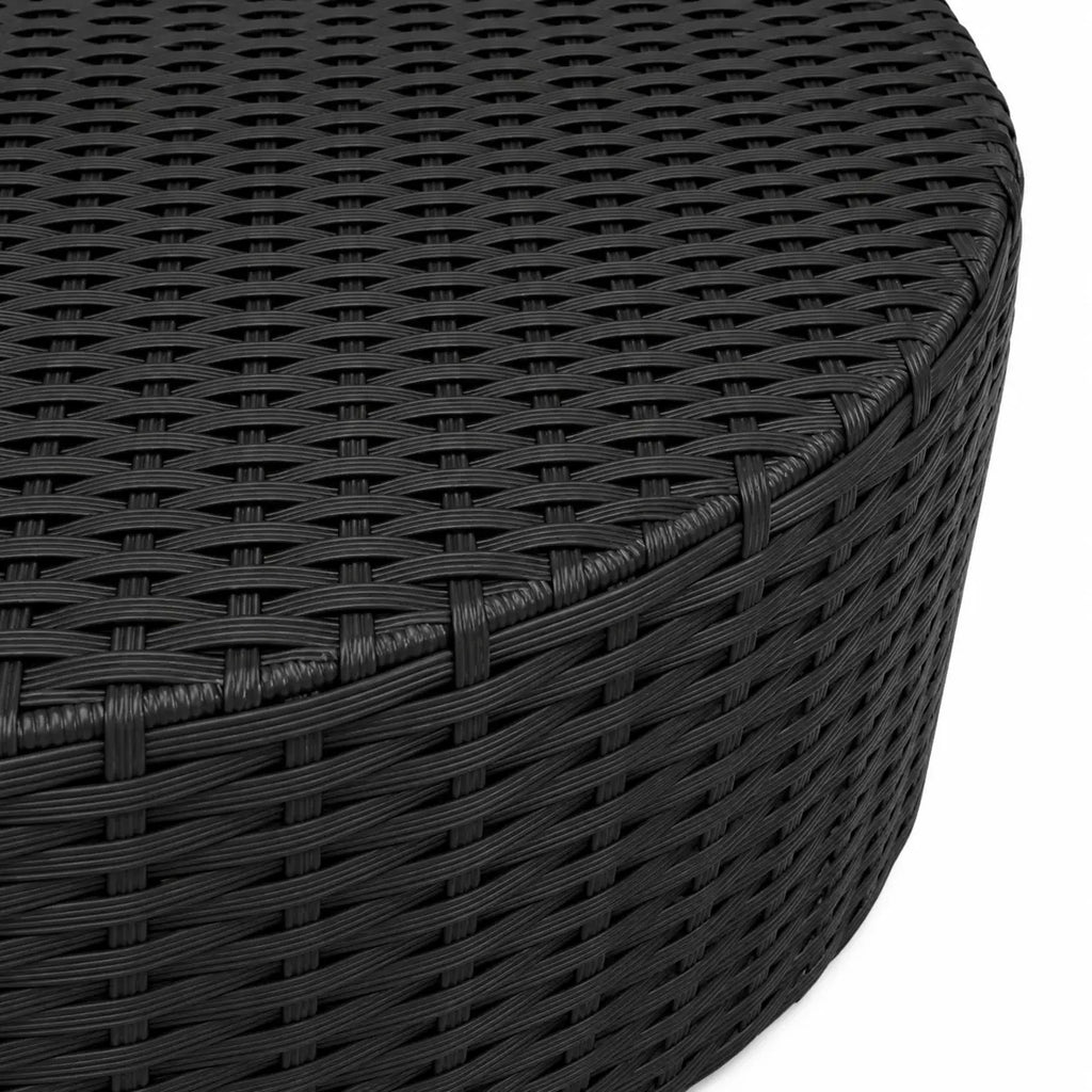 Détail table basse ronde en résine tressée noire avec finition moderne pour intérieur et extérieur