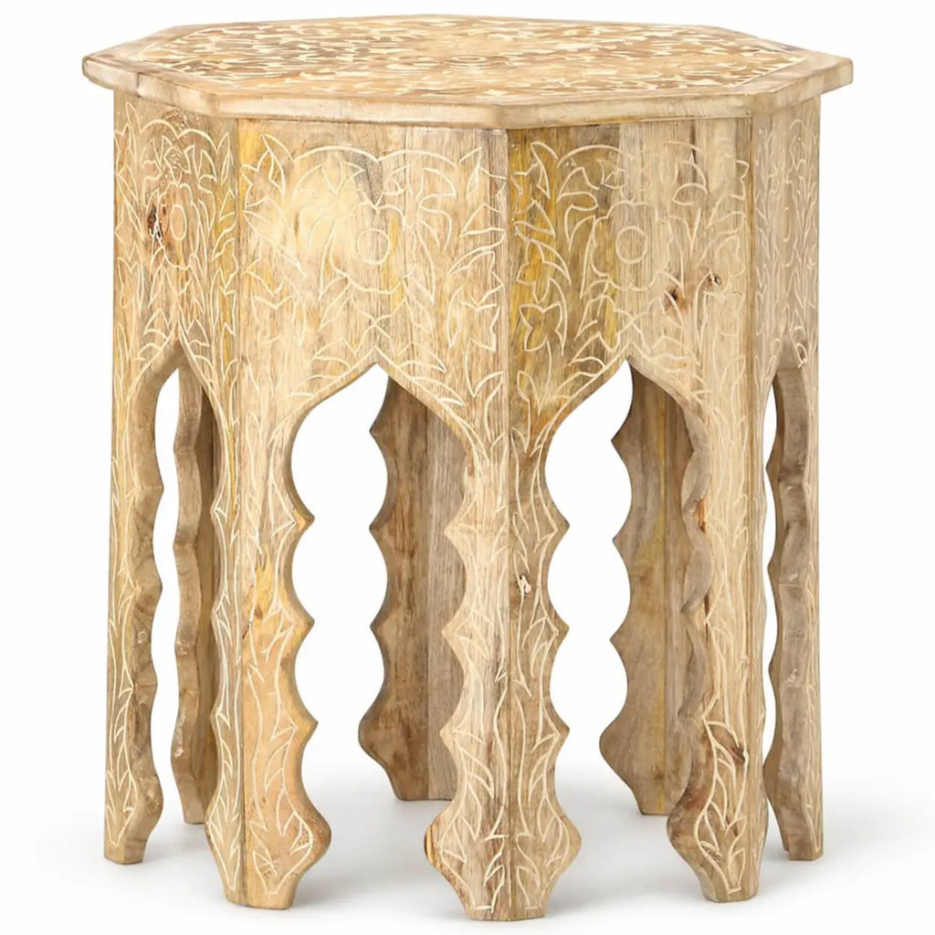 Table basse sculptée en bois naturel, motifs floraux gravés, design artisanal bohème à plateau octogonal