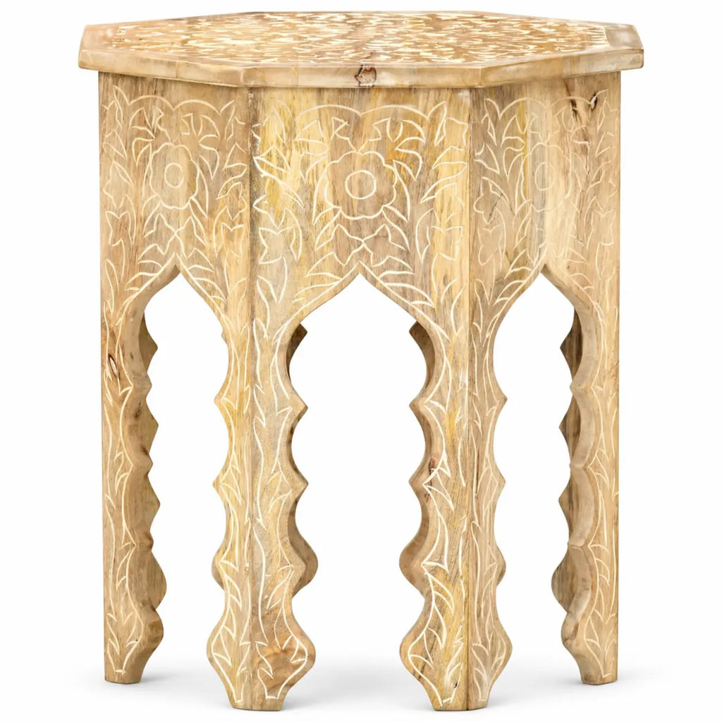 Table basse en bois sculpté avec motifs floraux gravés, plateau octogonal et pieds décoratifs style bohème