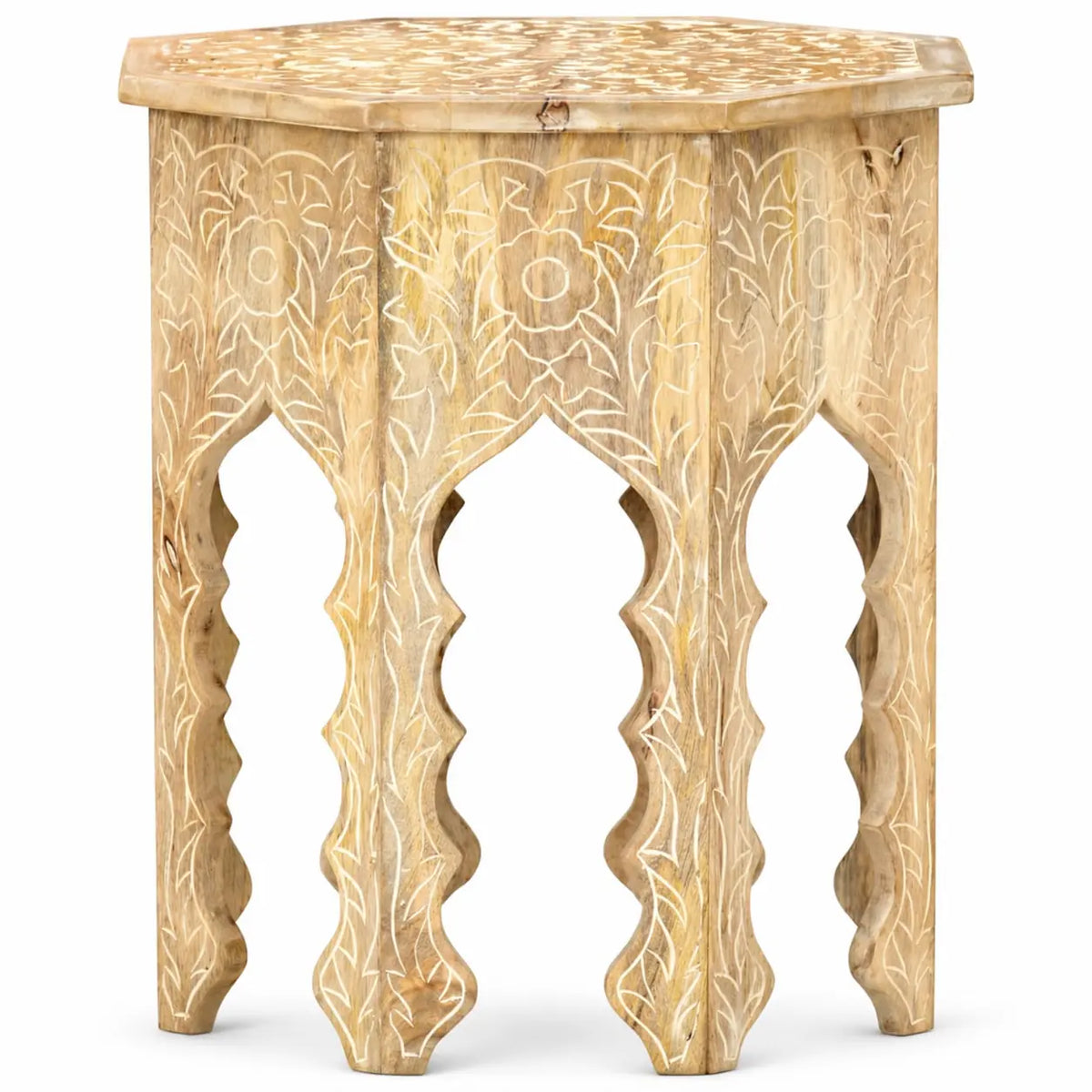 Table basse en bois sculpté avec motifs floraux gravés, plateau octogonal et pieds décoratifs style bohème