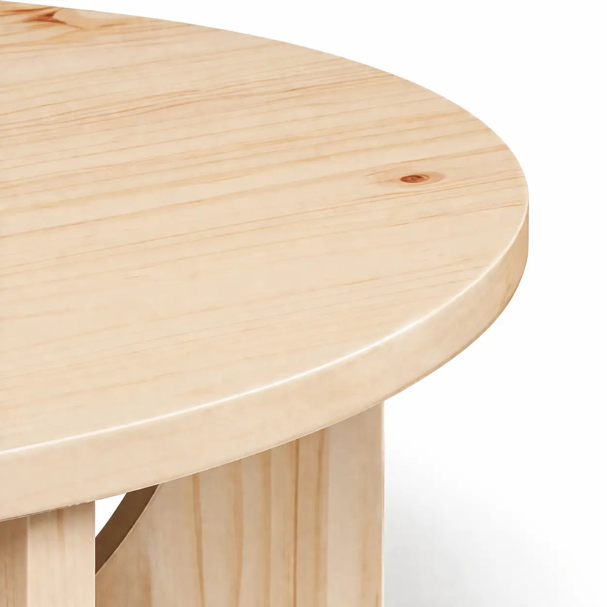 Gros plan sur le plateau rond en bois naturel d’une table d’appoint, mettant en valeur le veinage et la finition lisse