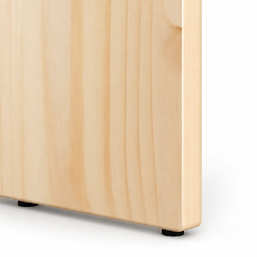 Gros plan sur la base en bois naturel de la table d’appoint, mettant en valeur le veinage du bois et les patins de protection