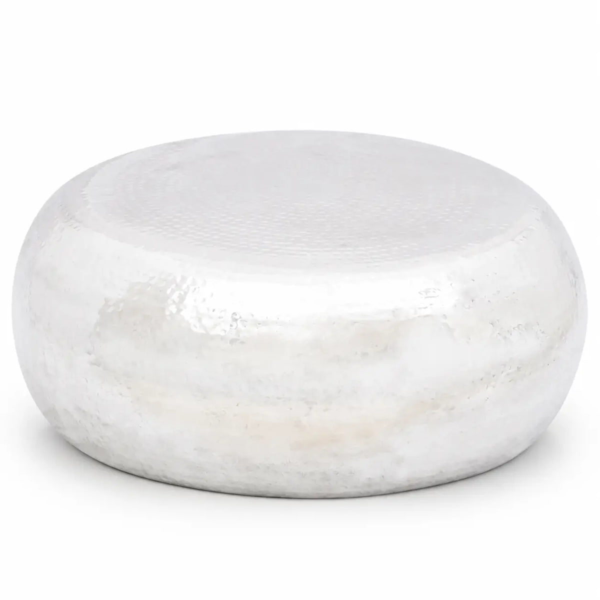 Table basse ronde argentée avec finition martelée texturée en métal, au design contemporain et sculptural