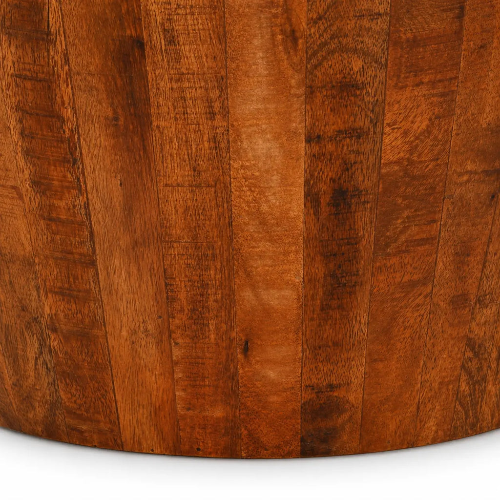 Détail texture bois massif brun pour table basse ronde, finition rustique avec panneaux verticaux et veinage naturel