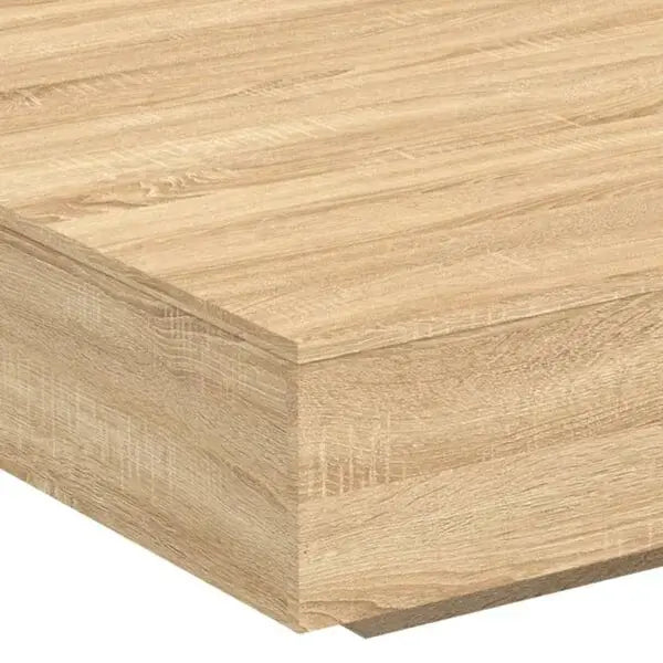 Détail de table basse en bois clair avec finition effet chêne et angles nets au style contemporain