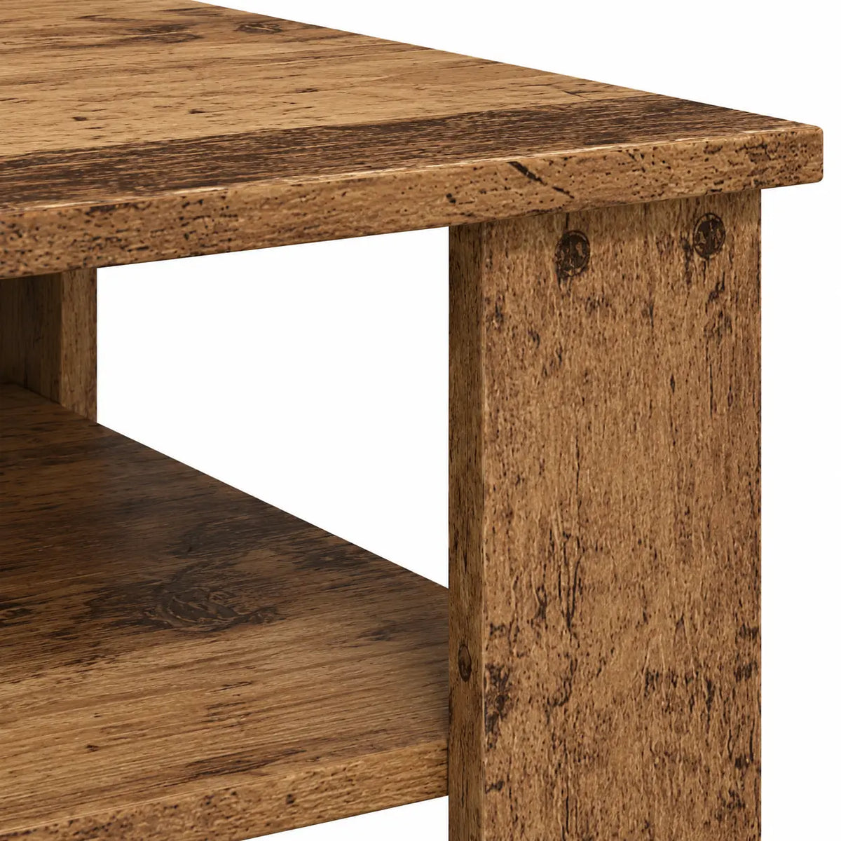 Gros plan sur table d’appoint en bois effet rustique, finition texturée avec étagère ouverte et design robuste